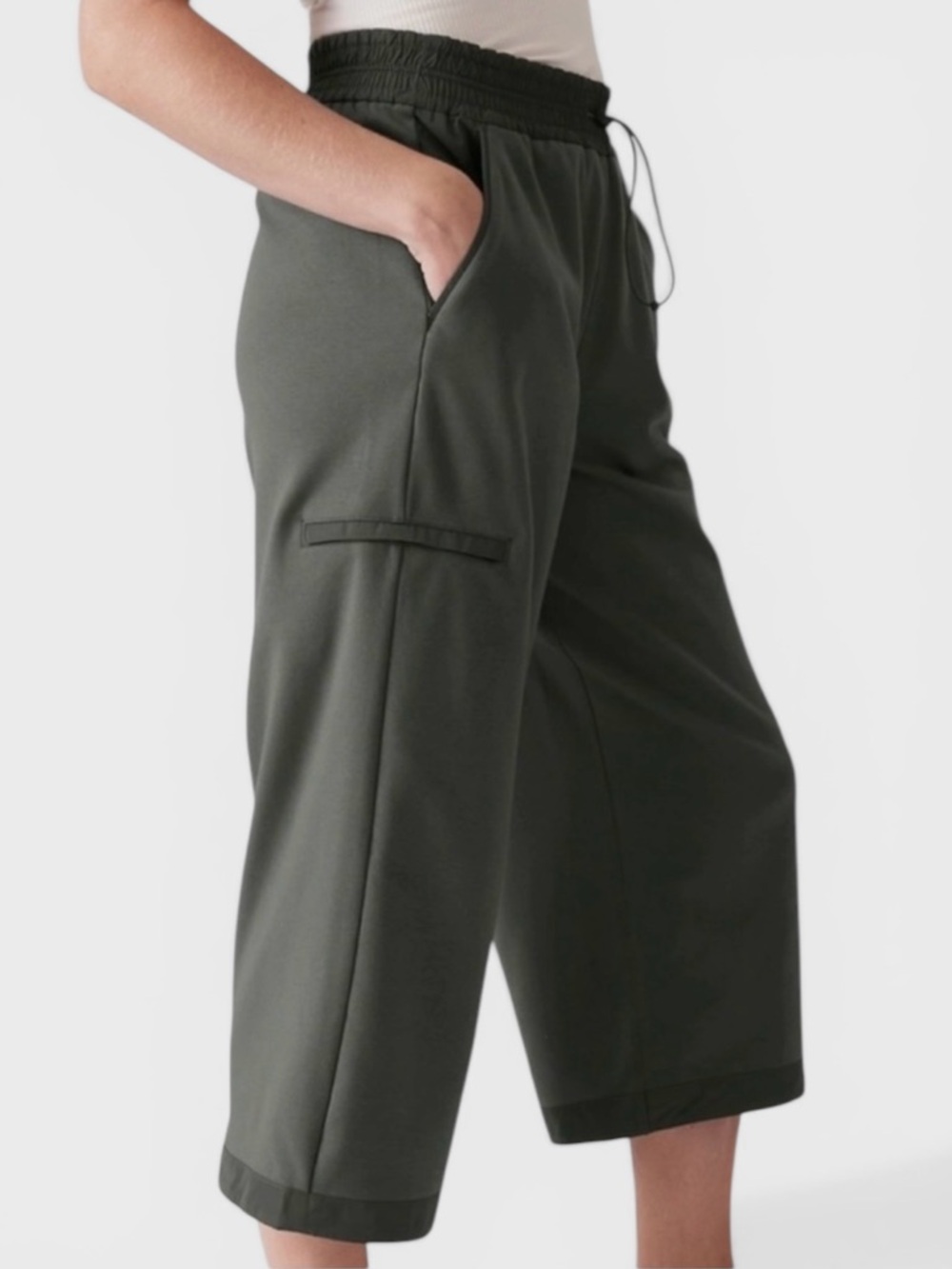 402 Athleta Hybrid Triumph Green Wide Leg Capri Pants with Pockets
